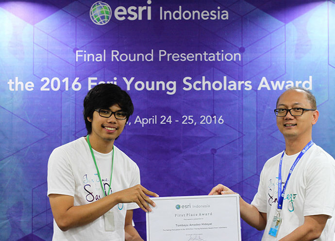 Geodesy and geomatics engineering student Tombayu Amadeo Hidayat accepting the 2016 Esri Young Scholars Award