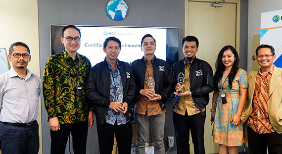 Chevron Indonesia award being presented at the office of Esri Indonesia