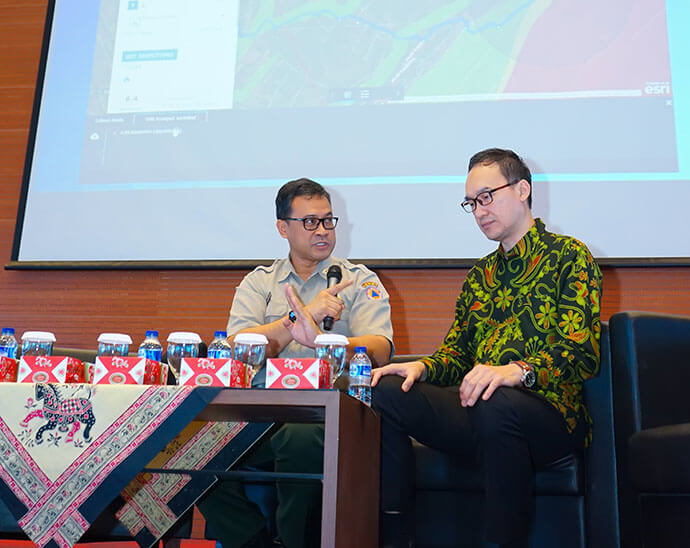 Dr Raditya Jati, S.Si, M.Si - Director of Disaster Risk Reduction, BNPB (left) and Dr Achmad Istamar - CEO, Esri Indonesia (right) in a panel discussion