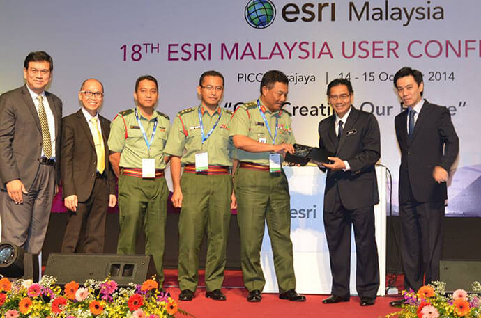 JUPEM Defence Geospatial representatives accept Special Achievement in GIS award