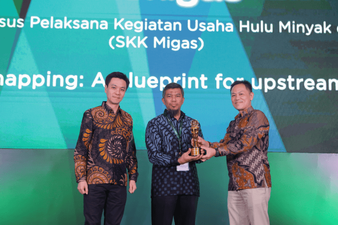 SKK Migas accepting a GeoInnovation Award